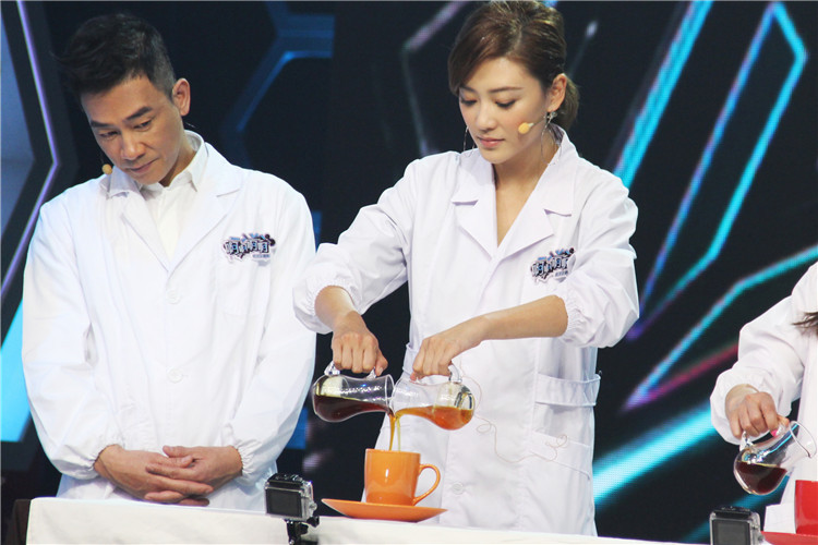 《快本》陈小春即兴献唱讨老婆应采儿欢心