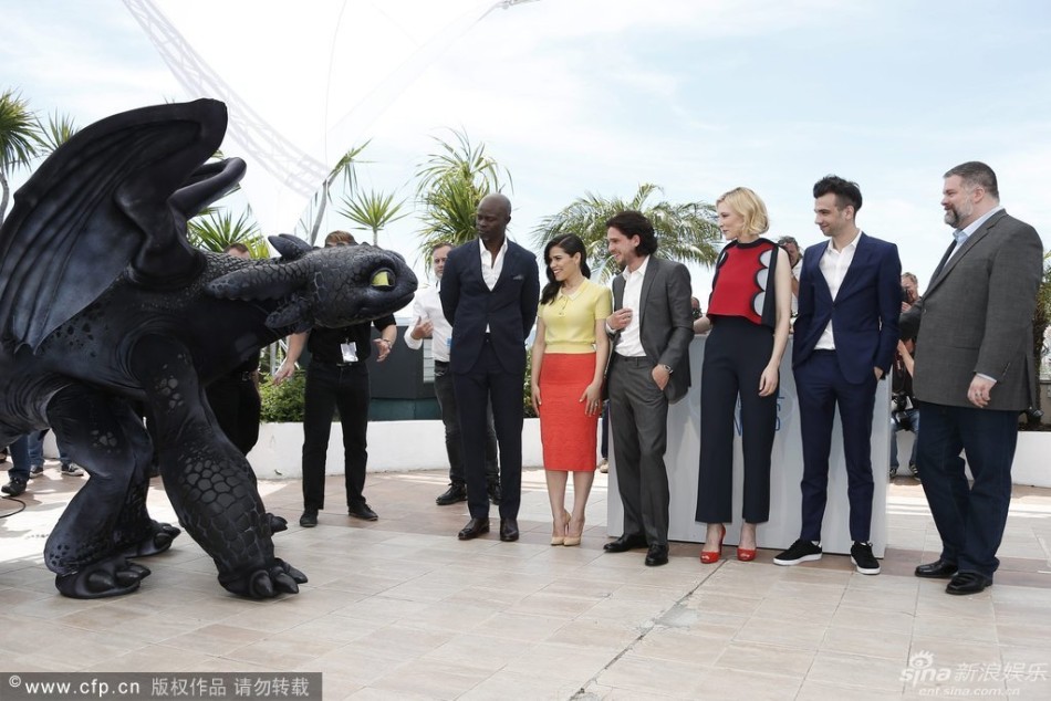 组图:布兰切特撑《驯龙高手2》 龙牙上衣超萌