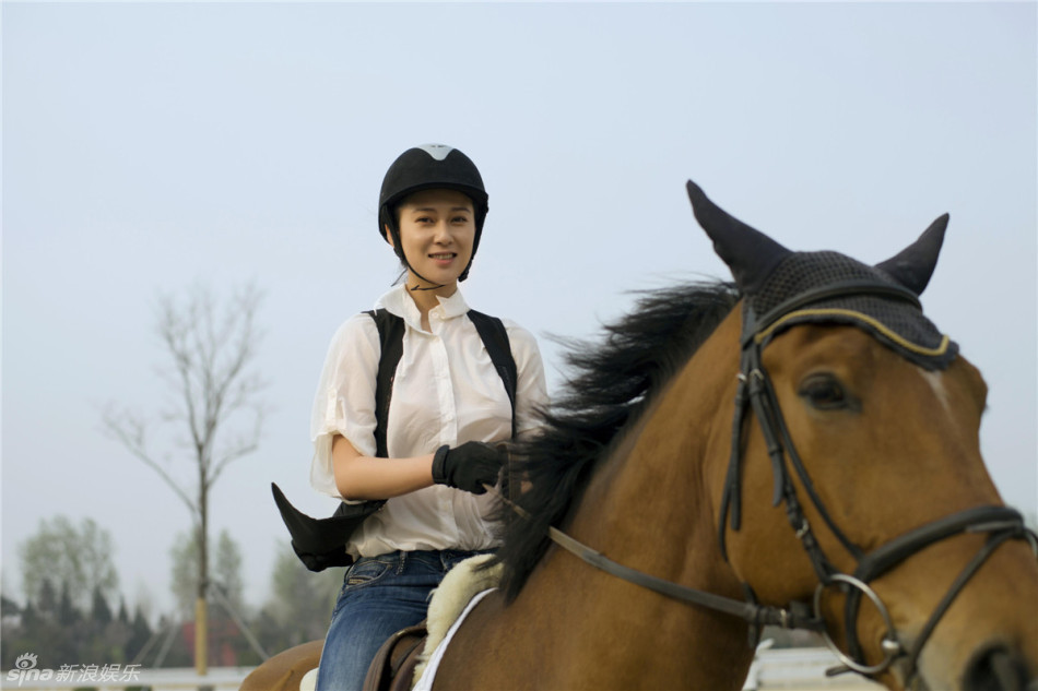 组图:赵柯帅气骑马写真展女侠范儿_高清图集_新浪网