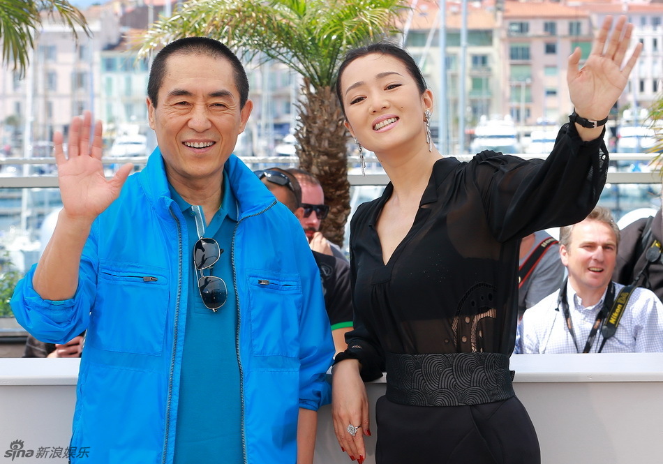 组图:《归来》主创亮相 巩俐拥抱张艺谋女儿_高清图集_新浪网