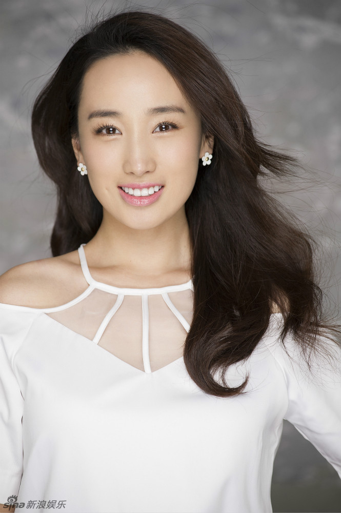 新浪娱乐讯近日,演员李艳曝光一组白色系写真,笑容灿烂,明艳照人,魅力
