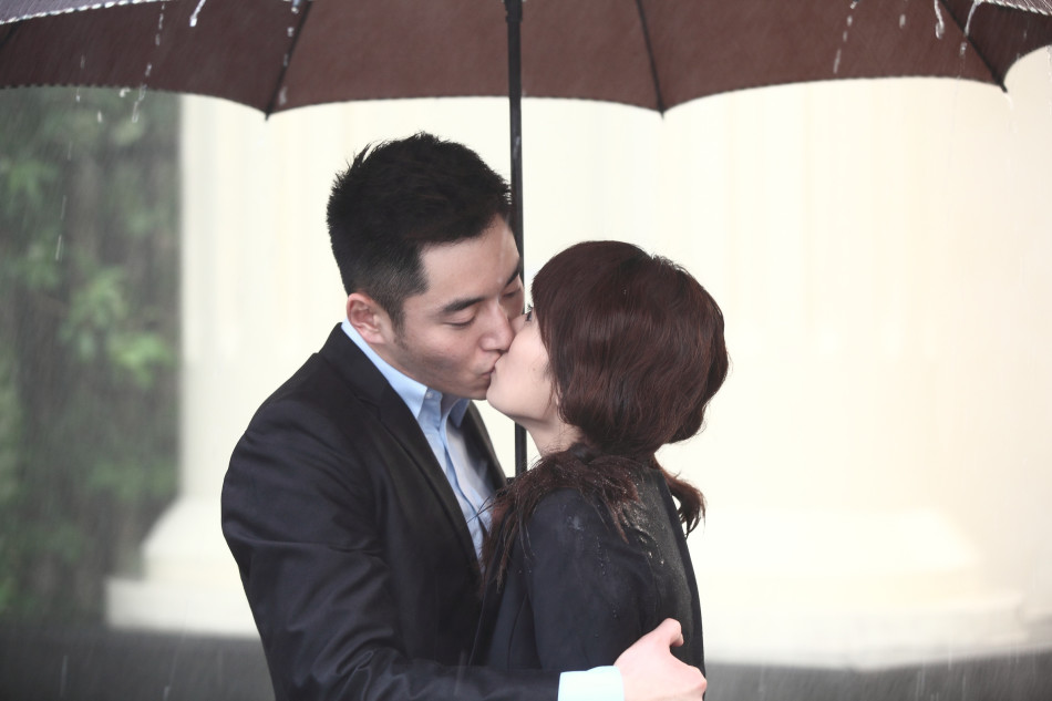 《纸婚》曝李念李东学亲密剧照 老公客串相亲男