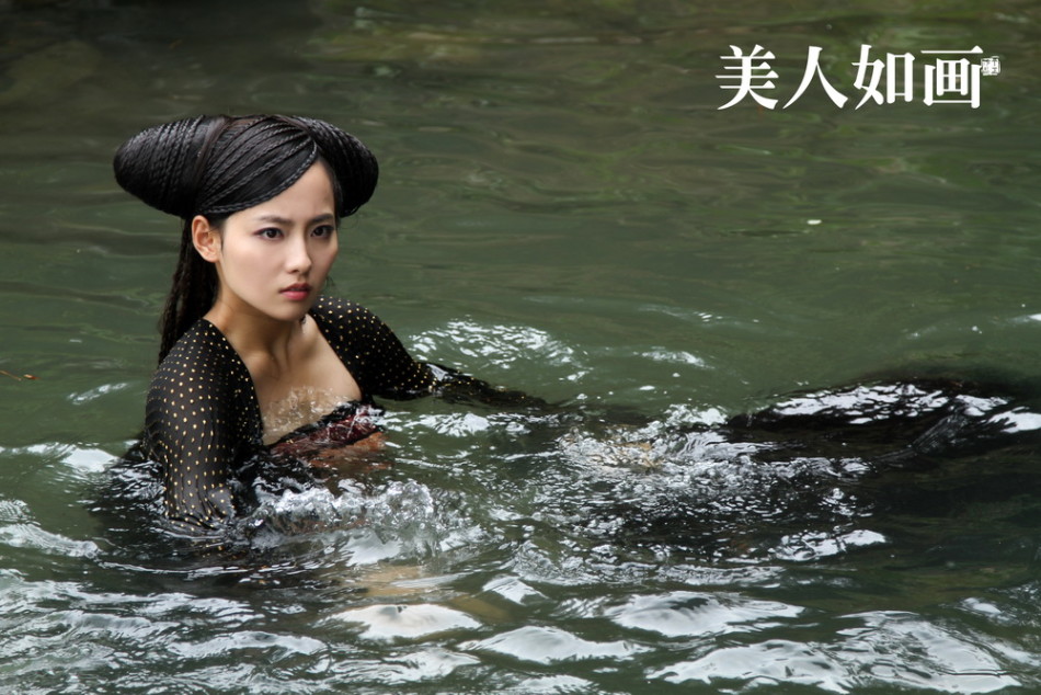 组图:《美人如画》曝剧照 杜淳张嘉倪水中扭打