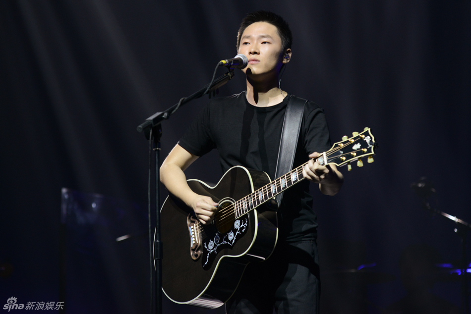 组图:梁博演唱会舞美酷炫 掌控全场_高清图集_新浪网