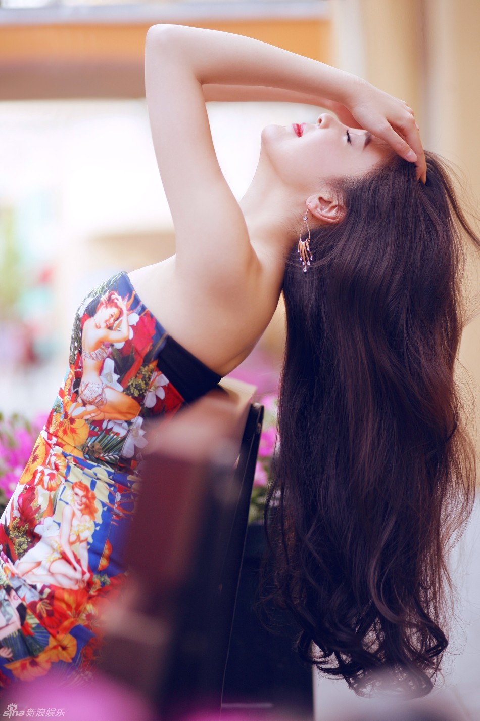 组图:袁菲褪去清纯变身妖艳熟女_高清图集_新浪网