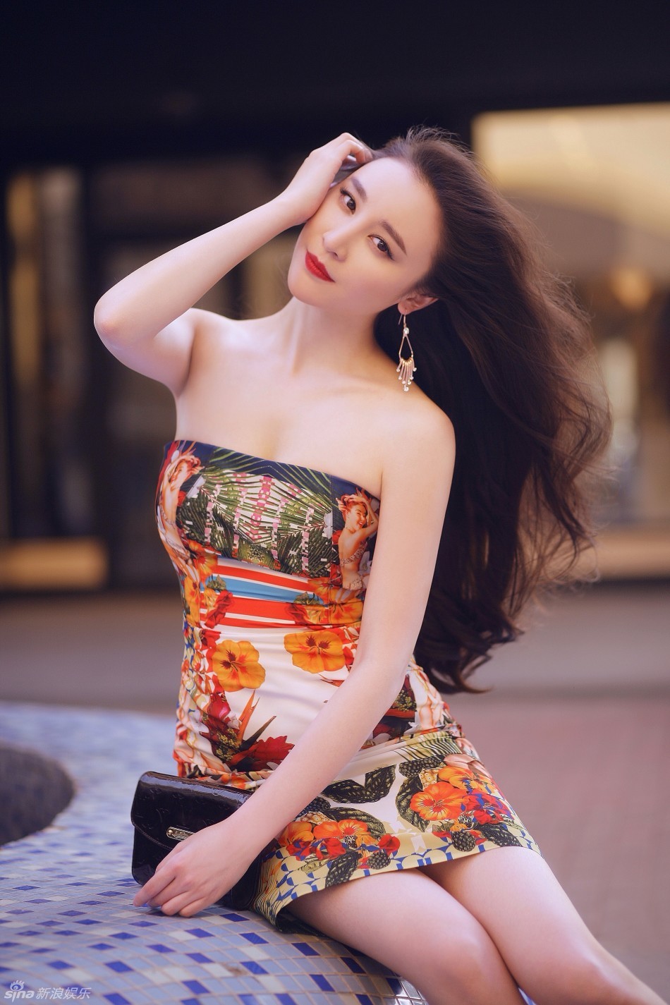 组图:袁菲褪去清纯变身妖艳熟女_高清图集_新浪网