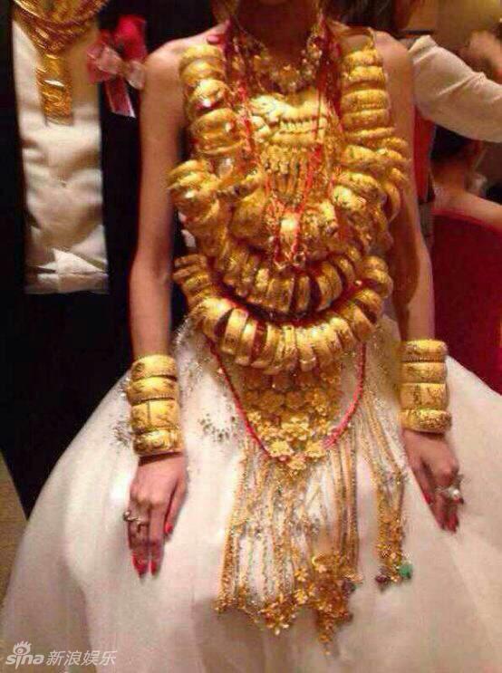 广东新娘结婚挂70个金镯 新郎戴多条金链 -- 佛