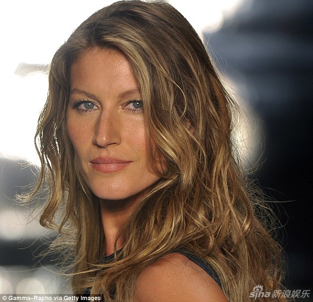 组图:超模邦辰秀美腿露香肩 与型男球星拍大片