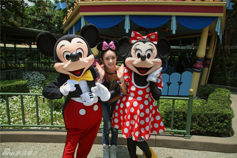 组图:赵丽颖梦幻迪士尼迎六一青春不变奏