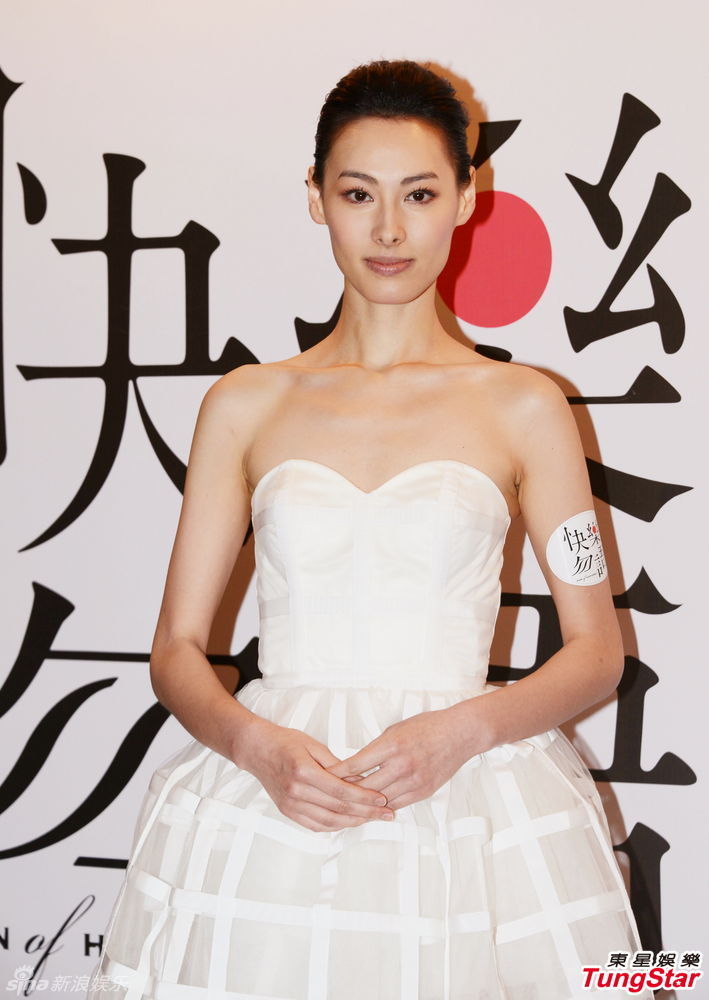 梁洛施低胸白裙纯美 挂念宝宝赶回家相陪_清风