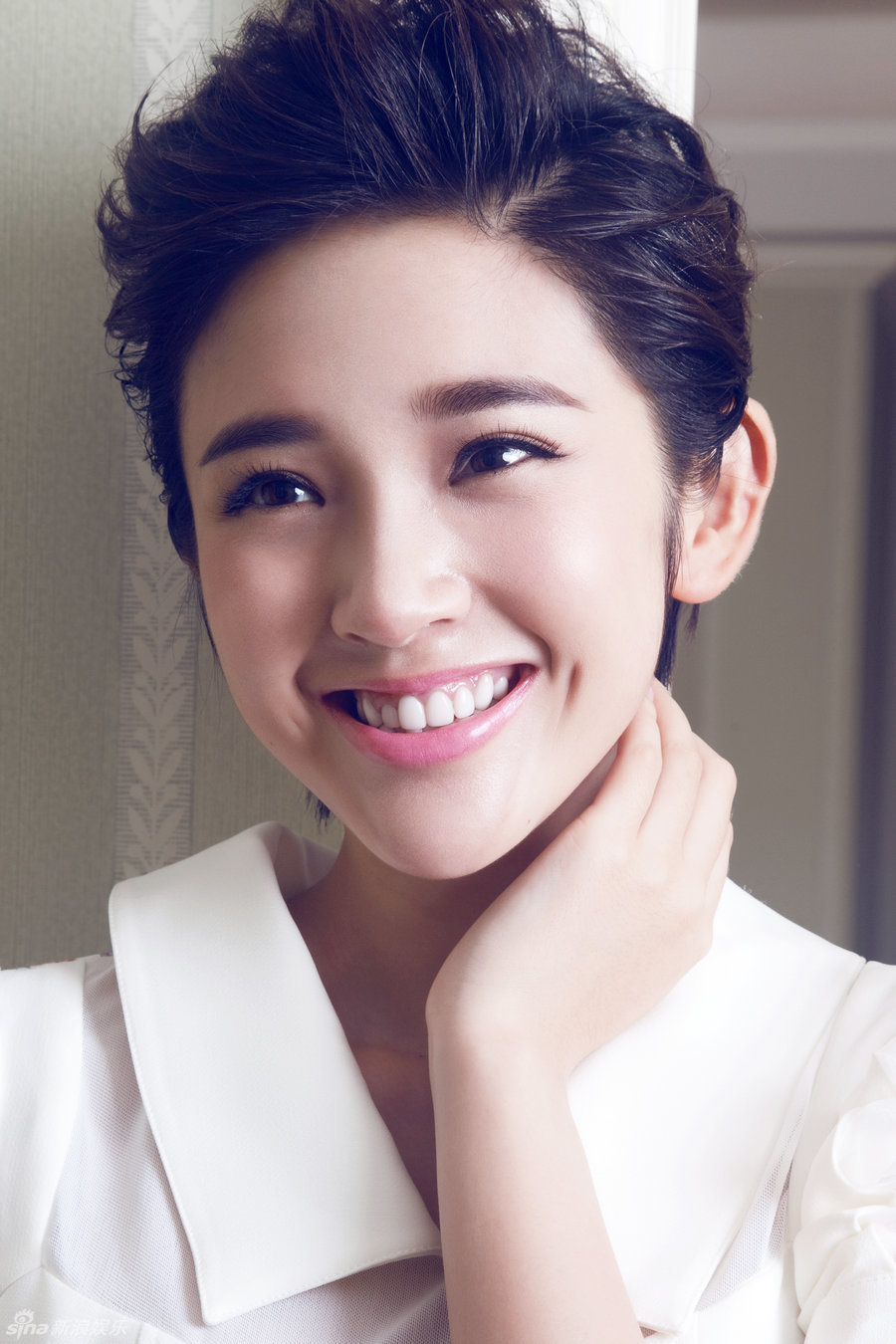 组图:唐艺昕时尚写真 凌厉短发甜美俏丽_内地星闻_大众网