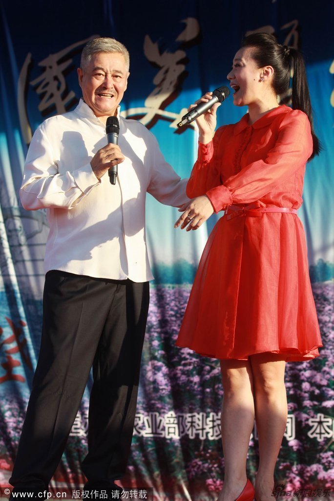牵手合唱《夫妻双双把家还》及《月亮代表我的心》,还现场演奏二胡.