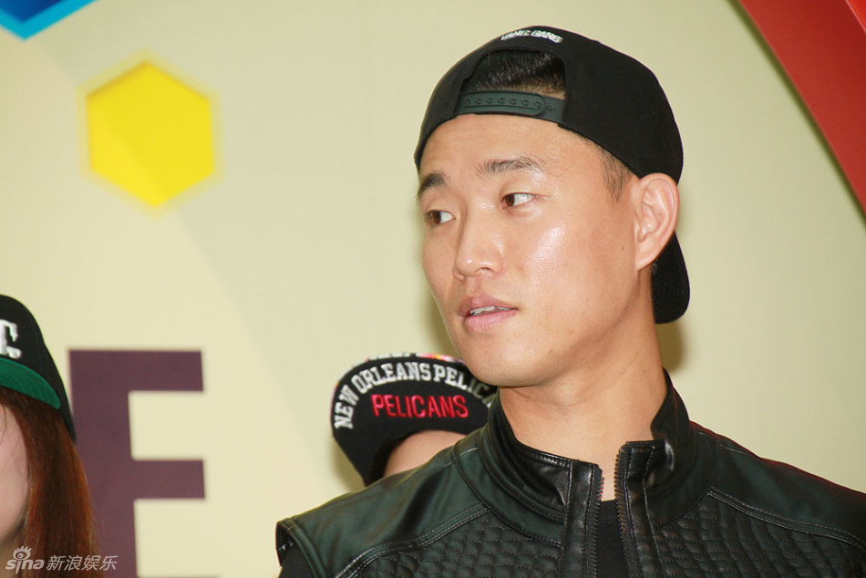 【明星】gary香港会粉丝 引轰动 与粉丝拥抱互动多 大赞陈静是美女