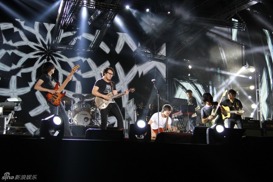  汪峰演唱会 引爆 苏州 :歌迷热情高涨 - - 神州网-神