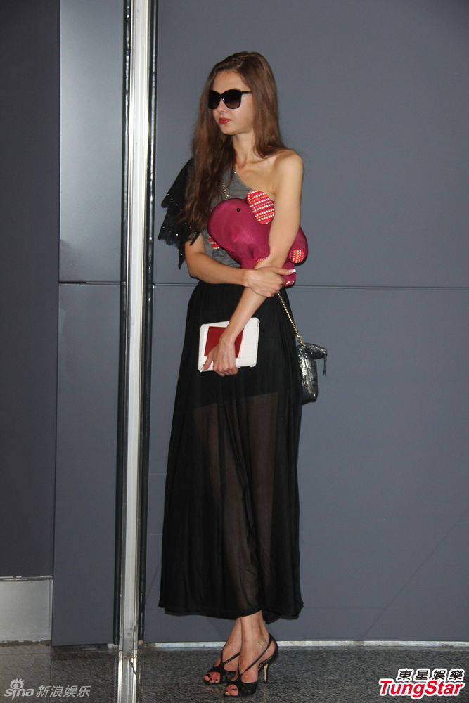 yoshiki和女朋友的合照,yoshiki不化妆的样子 组图:yoshiki带女友来台开唱 粉丝扮x女郎接机
