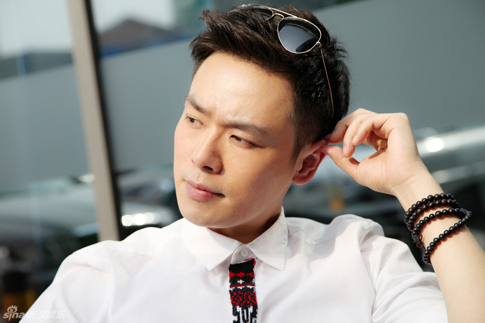 组图:万思维休闲街拍 墨镜遮面帅酷有型