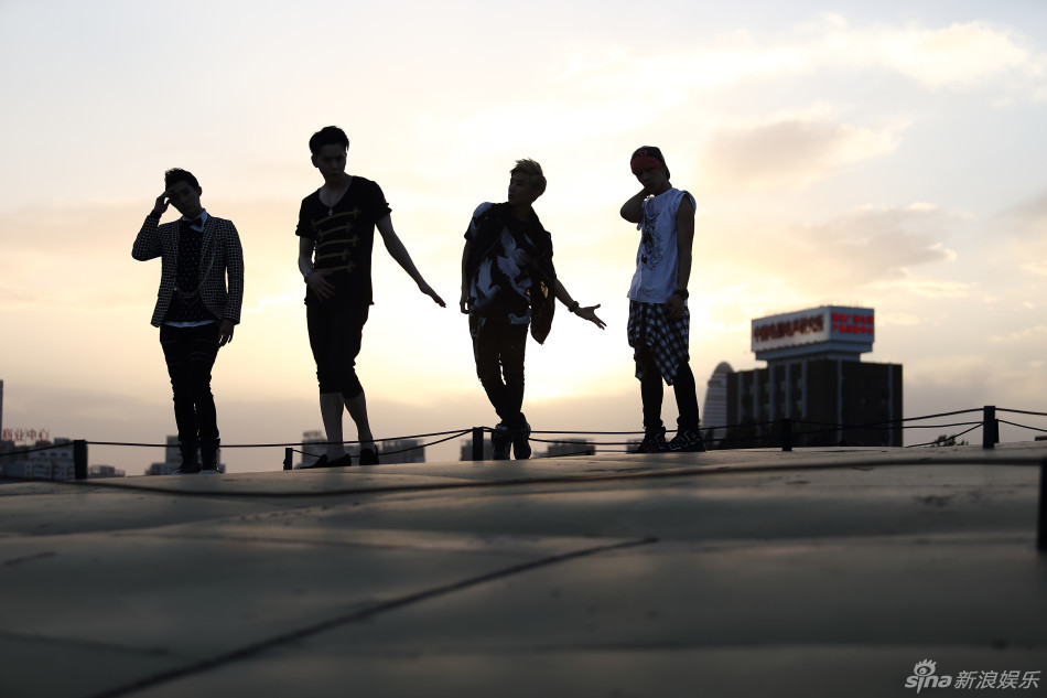 【2014.06.12】【明星】男团Notice诠释威廉古