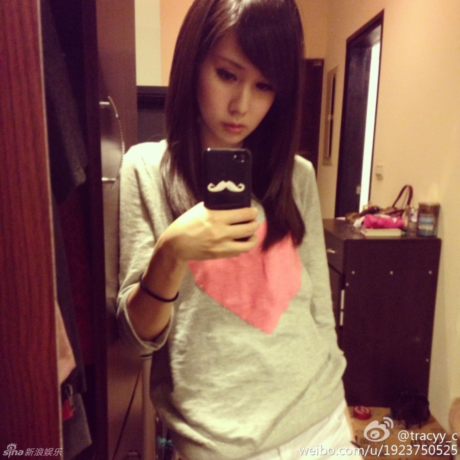 组图:柯震东绯闻女友私照 大眼可爱长发清纯