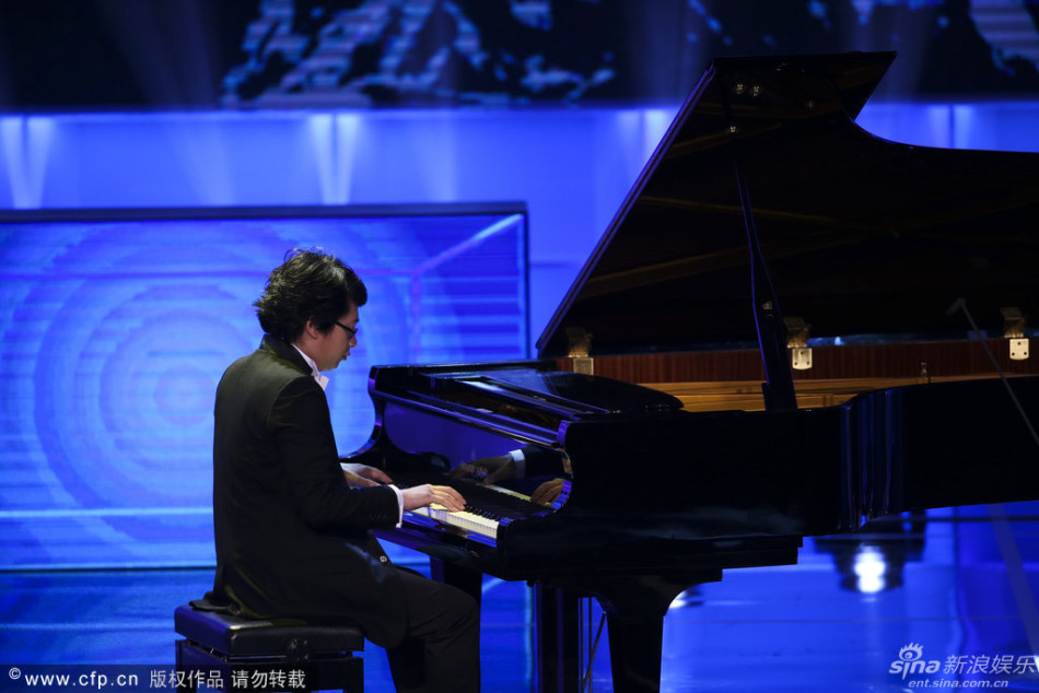 组图:钢琴表演《我的祖国》
