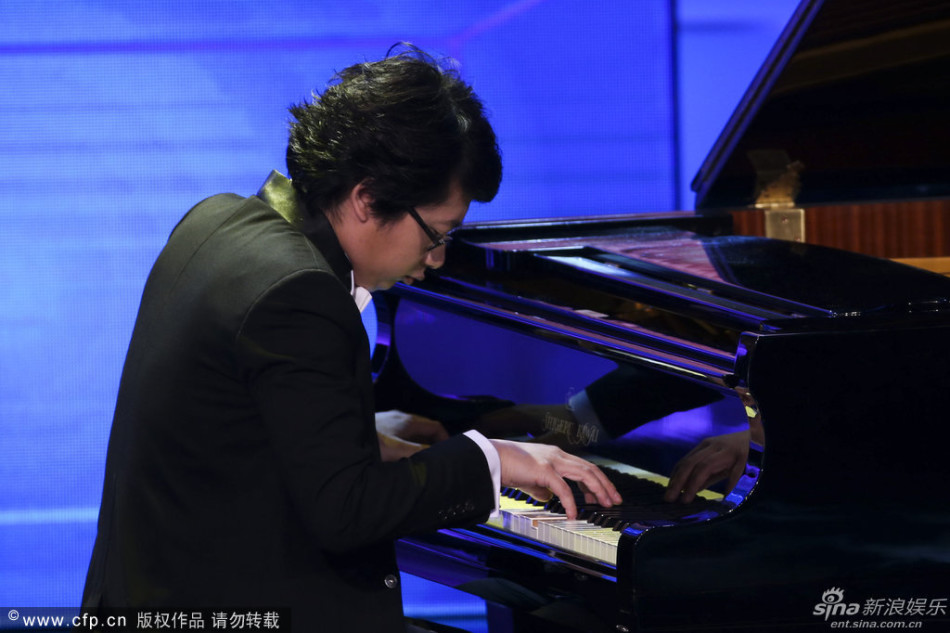组图:钢琴表演《我的祖国》