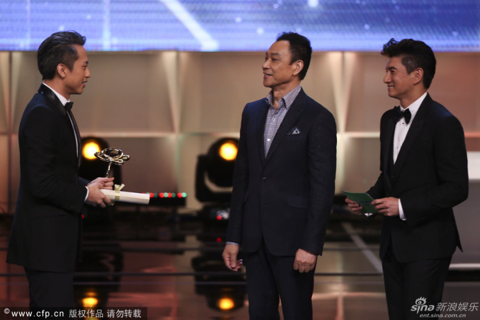组图:辣妈孙俪获最佳女演员 老公邓超代其领奖