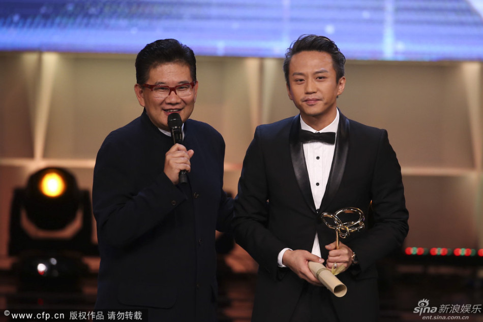 组图:辣妈孙俪获最佳女演员 老公邓超代其领奖