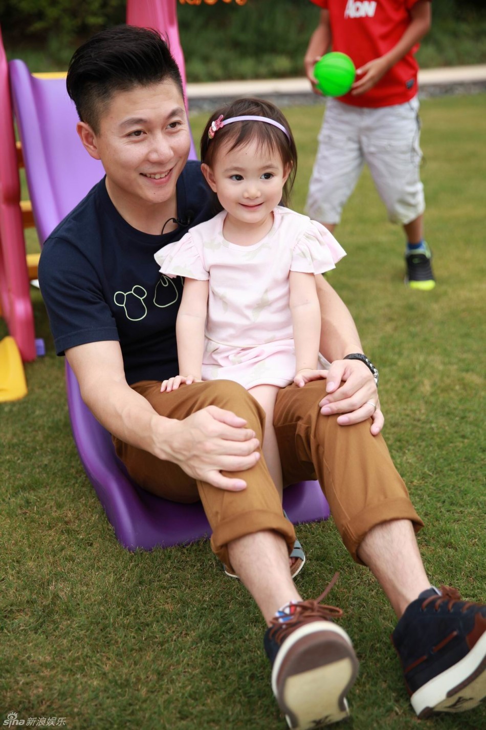 探班《爸爸》吴尊遭女儿调戏 奥莉尿裤子