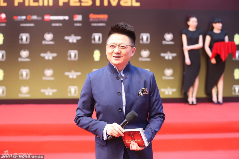 上影节闭幕 主持人金炜蓝色西服整装待发