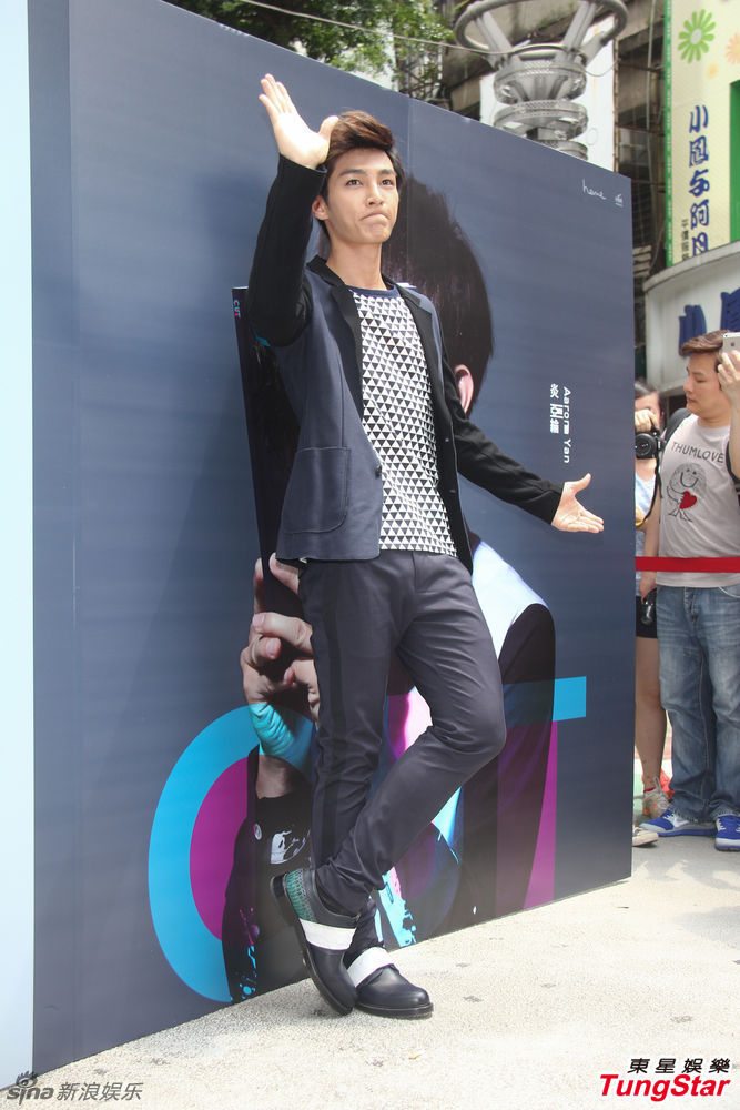 组图:被吐槽整形怒关微博 炎亚纶隔一天冷静