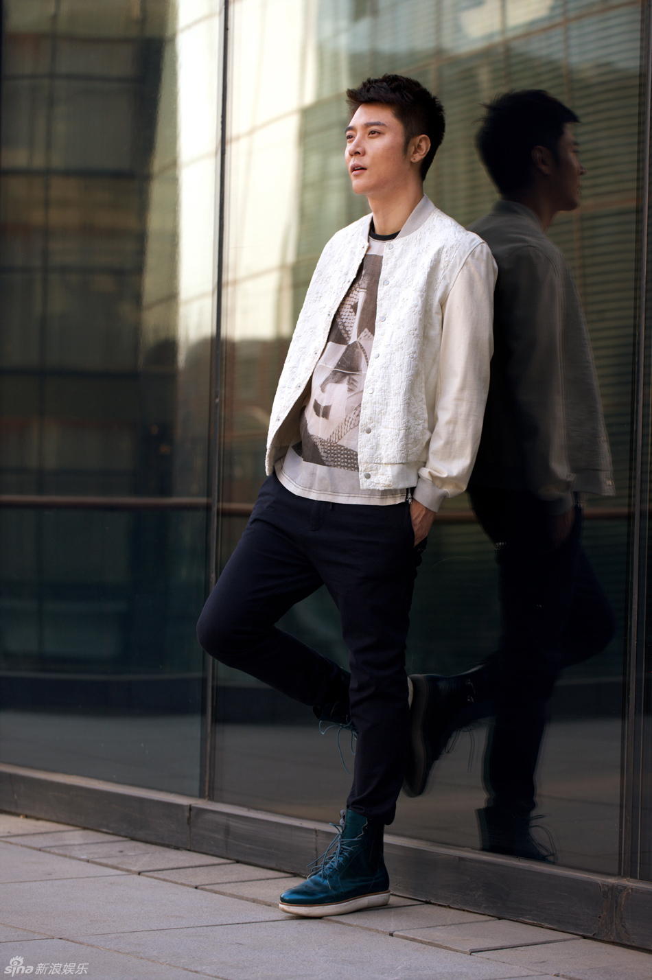 组图:张丹峰休闲时尚街拍 优雅绅士户外漫步