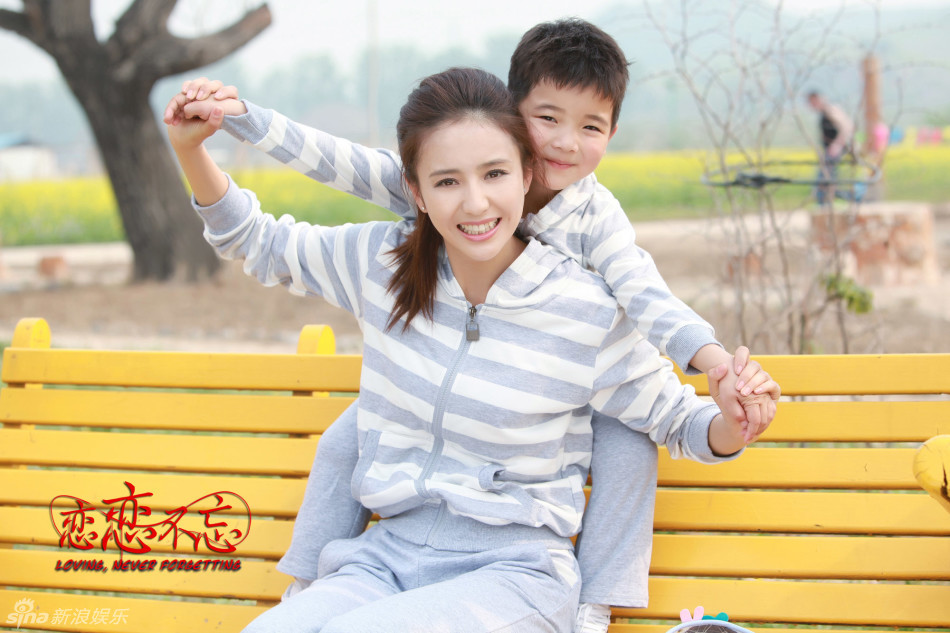 新浪娱乐讯 近日《恋恋不忘》推出一组言承旭,佟丽娅一家三口的亲子装