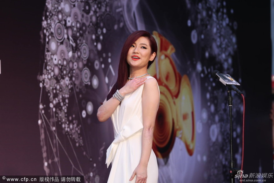 组图:人妻selina红唇美艳容光焕发 尴尬险跌倒_高清图集_新浪网