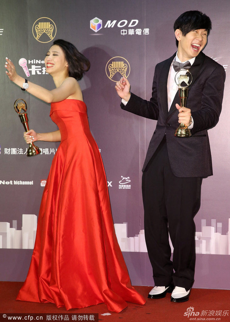 组图:戴佩妮夺2奖成大赢家 掌掴歌王林俊杰