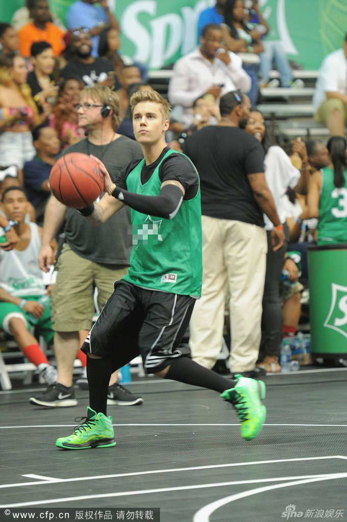 组图:比伯打篮球模仿乔丹 身高略欠不忘耍帅