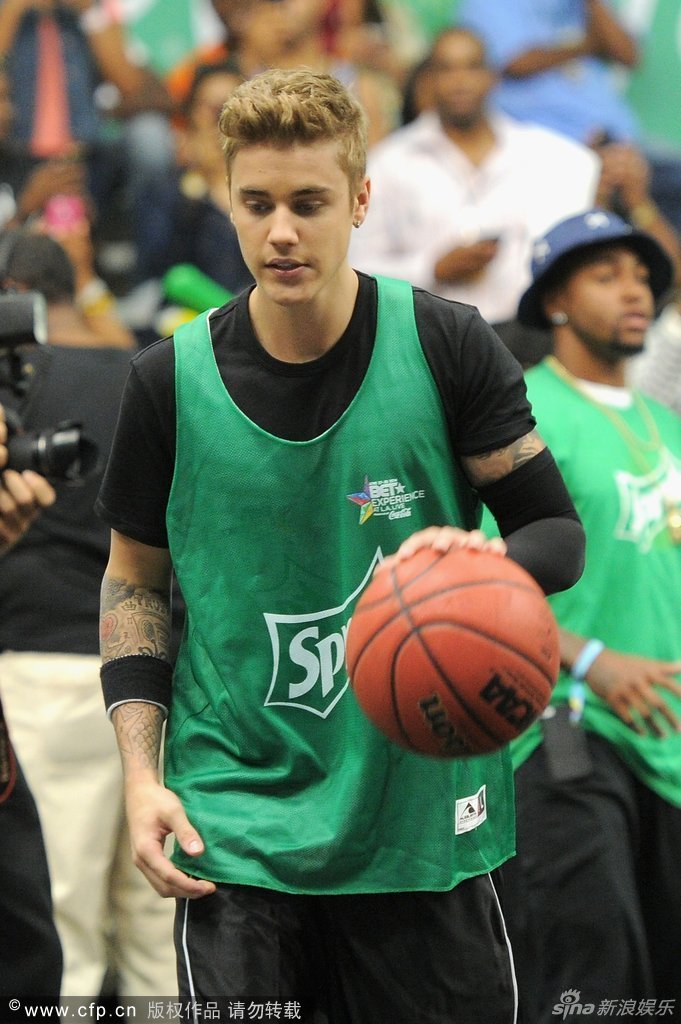 组图:比伯打篮球模仿<em>乔丹 身高</em>略欠不忘耍帅_