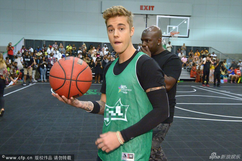 组图:比伯打篮球模仿乔丹 身高略欠不忘耍帅