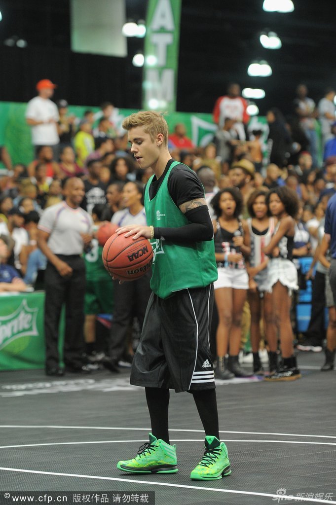 组图:比伯打篮球模仿<em>乔丹 身高</em>略欠不忘耍帅