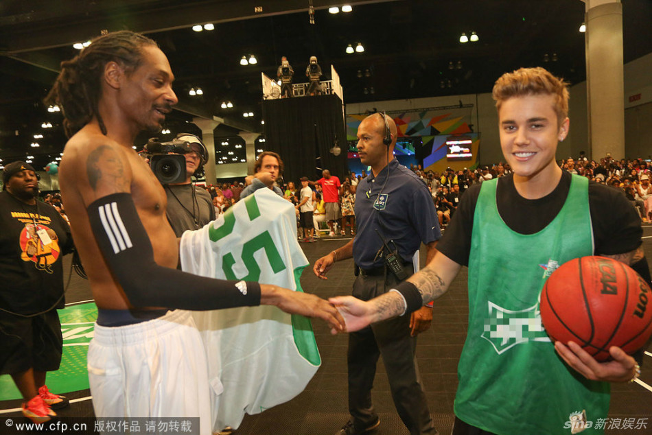 组图:比伯打篮球模仿乔丹 身高略欠不忘耍帅