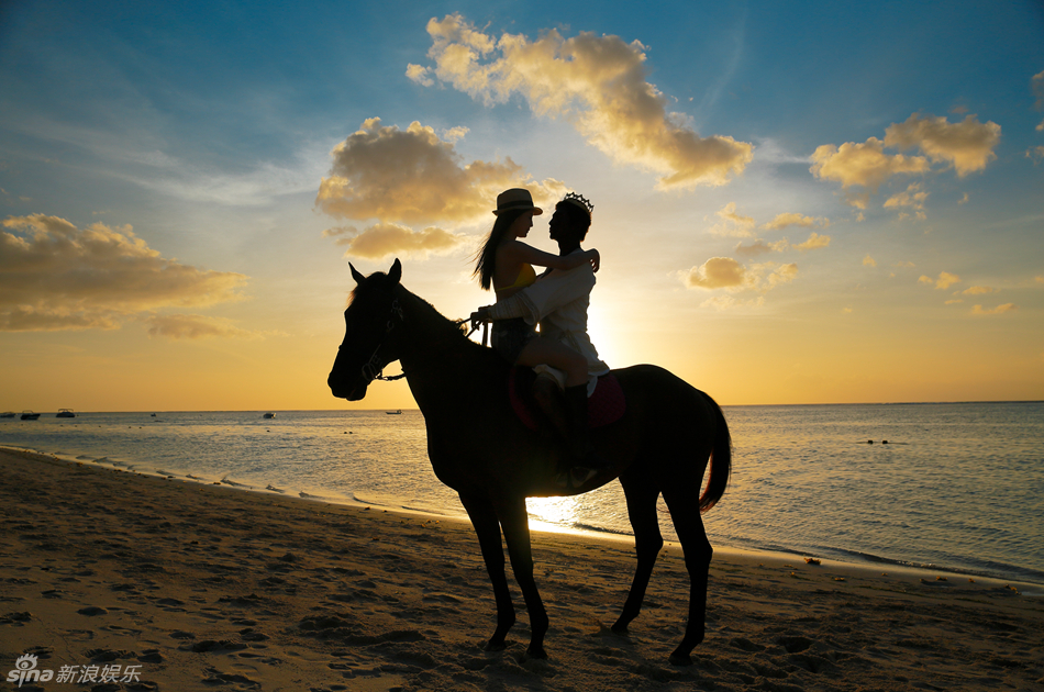 组图:《分手大师》邓超扮黑人 与娜扎海滩骑马