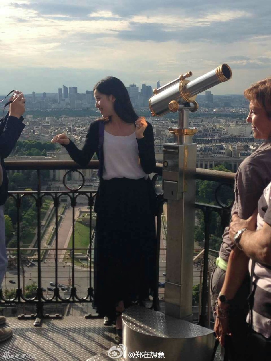 组图:刘强东带奶茶妹妹逛巴黎 购物之后再游玩