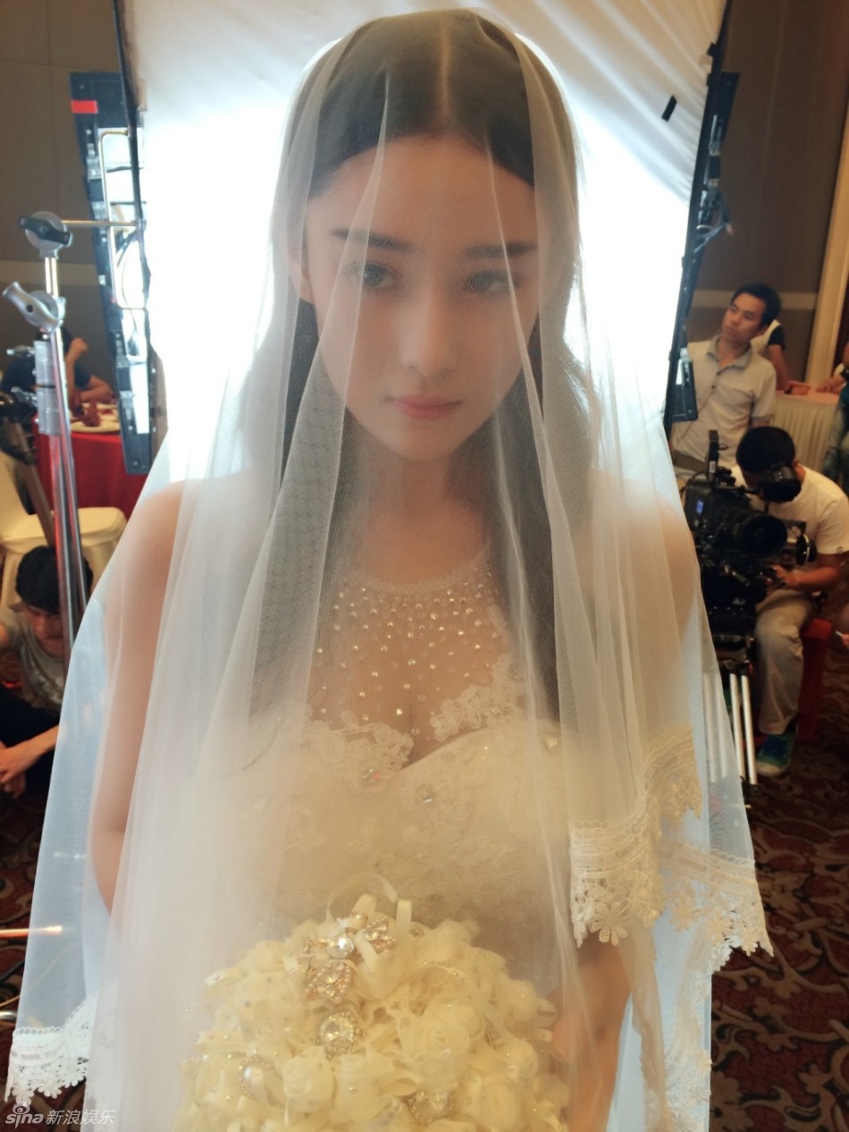 婚纱什么穿_鞠婧祎穿婚纱的照片(3)