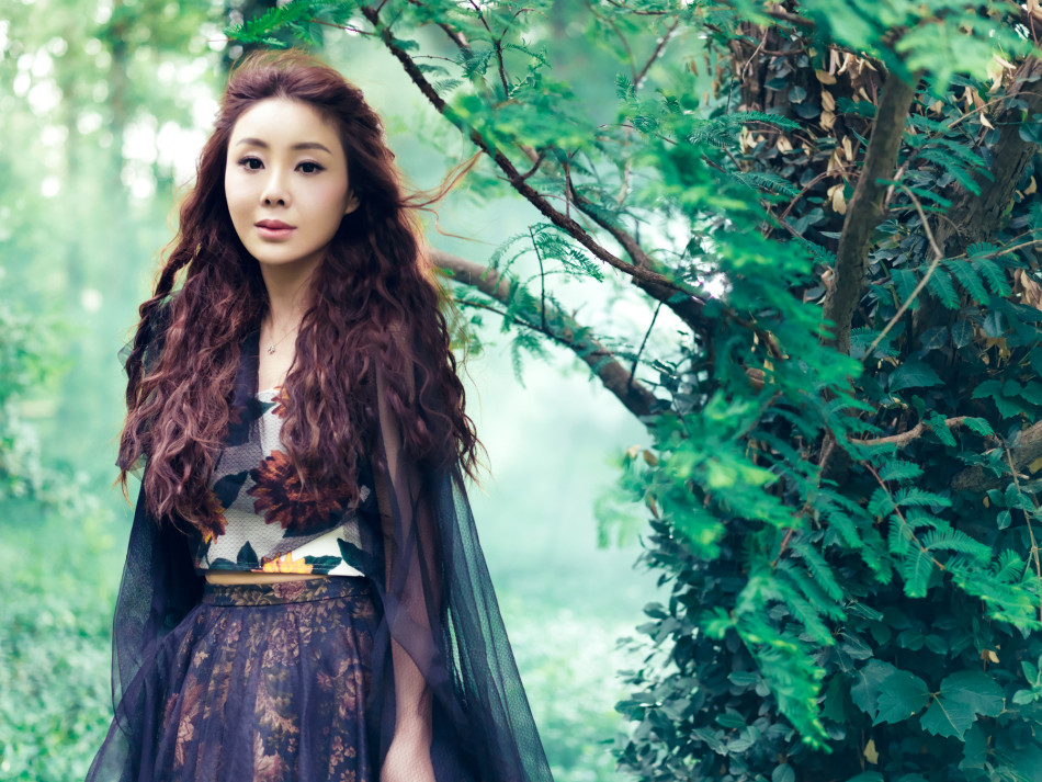 组图:王筝宣传照演绎原始森林中的知性女人