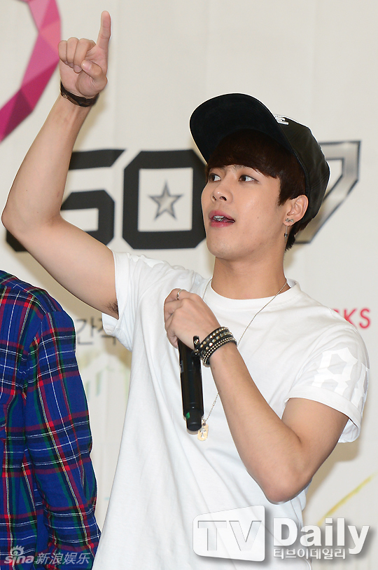 组图:韩团GOT7办粉丝会 卖萌搞怪十分开心