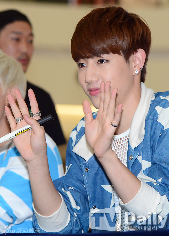 组图:韩团GOT7办粉丝会 卖萌搞怪十分开心