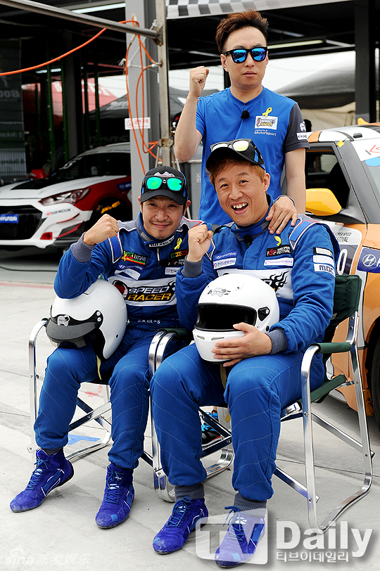 组图:刘在石率《无限挑战》参加赛车比赛