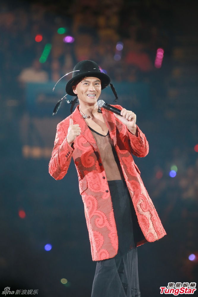 组图:张智霖开唱裸身美女环伺 袁咏仪领衔助威