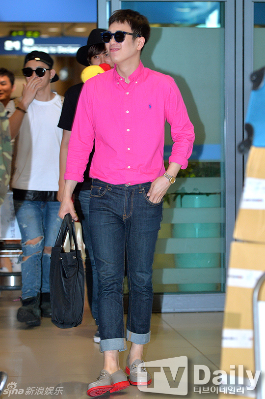 组图:Block B离台返韩 黑超炫酷纹身醒目