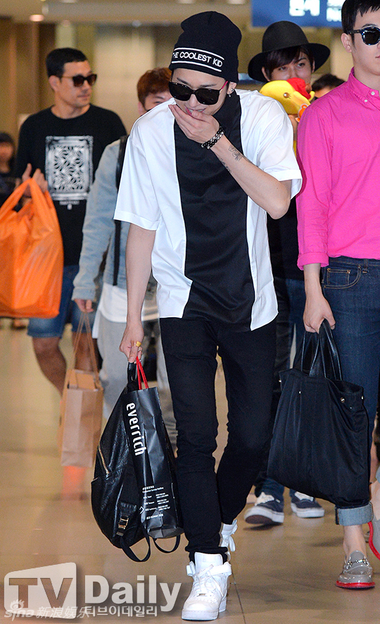 组图:Block B离台返韩 黑超炫酷纹身醒目