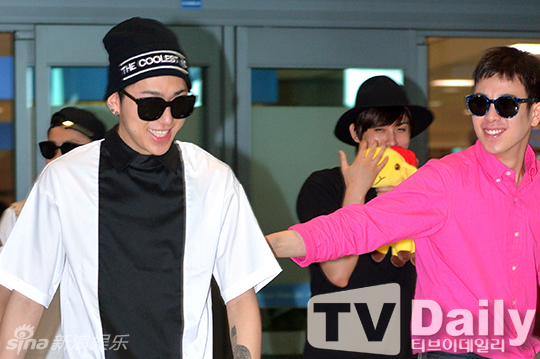 组图:Block B离台返韩 黑超炫酷纹身醒目