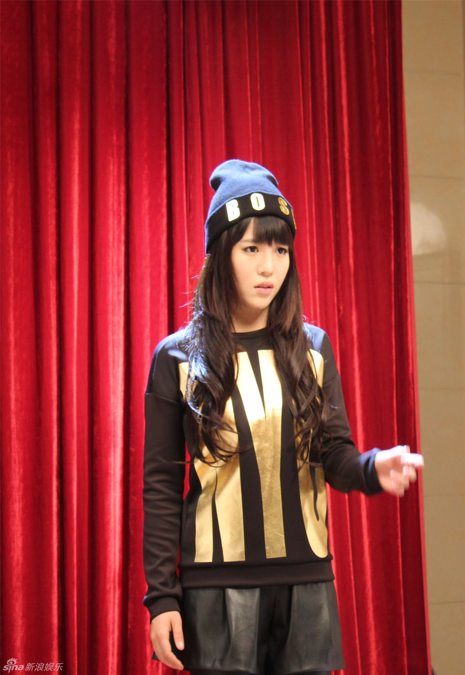 组图:赵露黑衣小魔女形象入镜 尽显俏皮一面